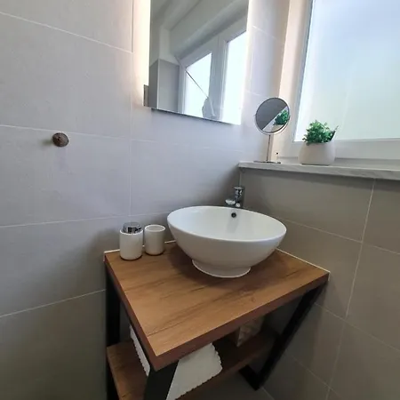 Leona 4*, Kantrida Rijeka