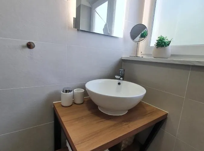 Leona 4*, Kantrida Rijeka